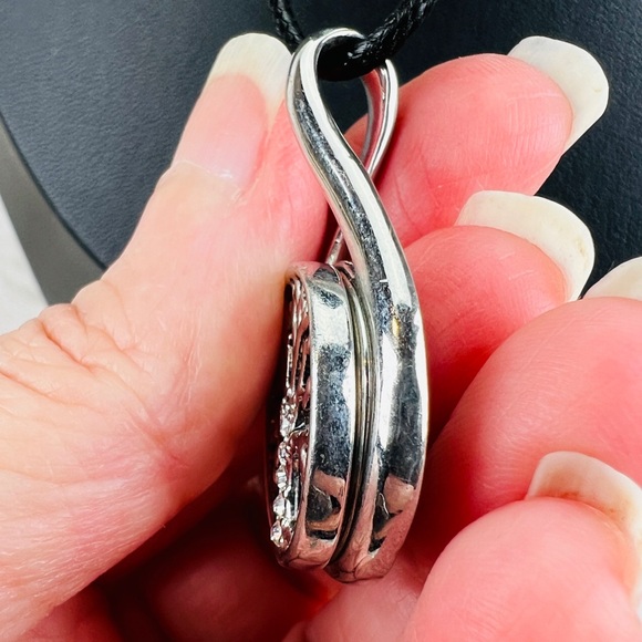 Silvertone Ginger Snap button pendant + Free 16” cord necklace - Picture 7 of 9